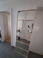 Grosser Spiegel im Sprossenfenster Stil 