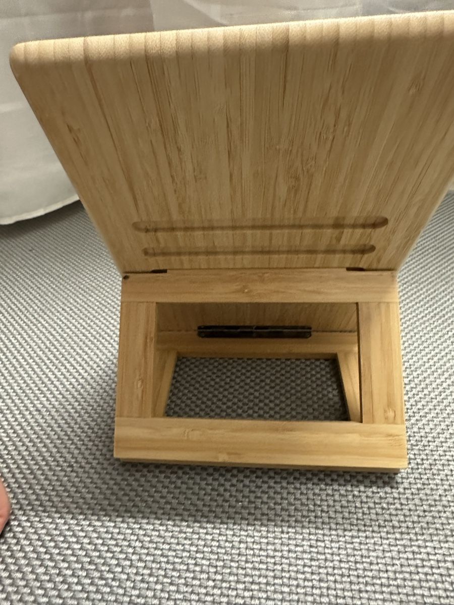 Sonstiges zu Computer & Netzwerk: Wooden tablet stand, adjustable angle, like new – Gebraucht aus Kloten von ale_6n8x 2