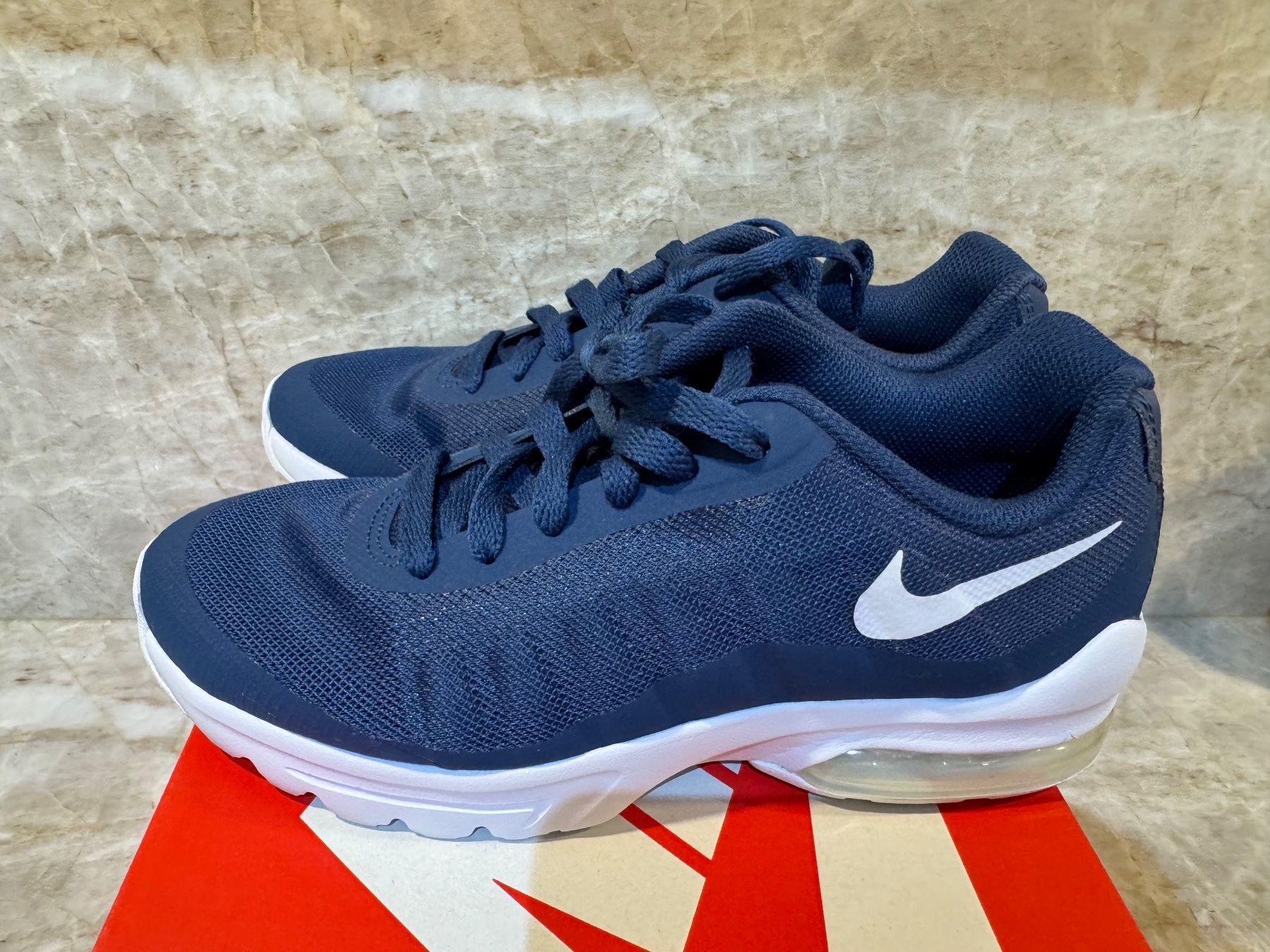 Nike Chaussures garçon: Nike basket T37.5 – D'occasion à Conches par chn_hgl6 6