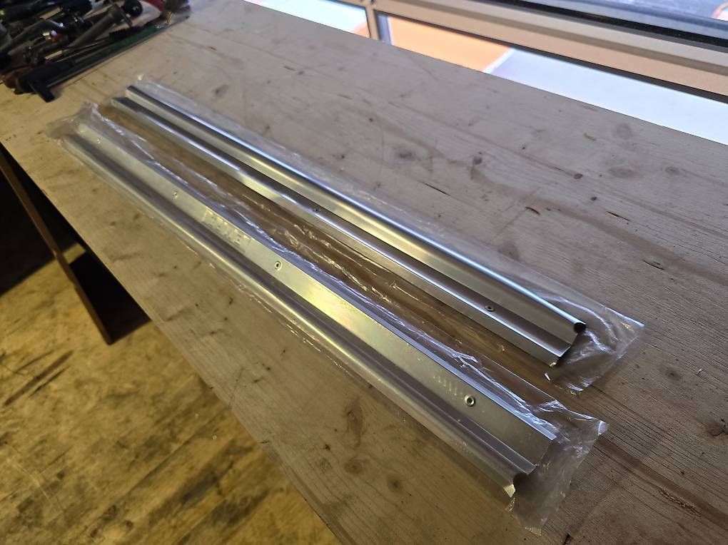 Tutti pezzi di ricambio auto: EMPI Türschwellerabdeckungen Aluminium – Usato da Grosswangen venduto da LUNI_Classic_Cars