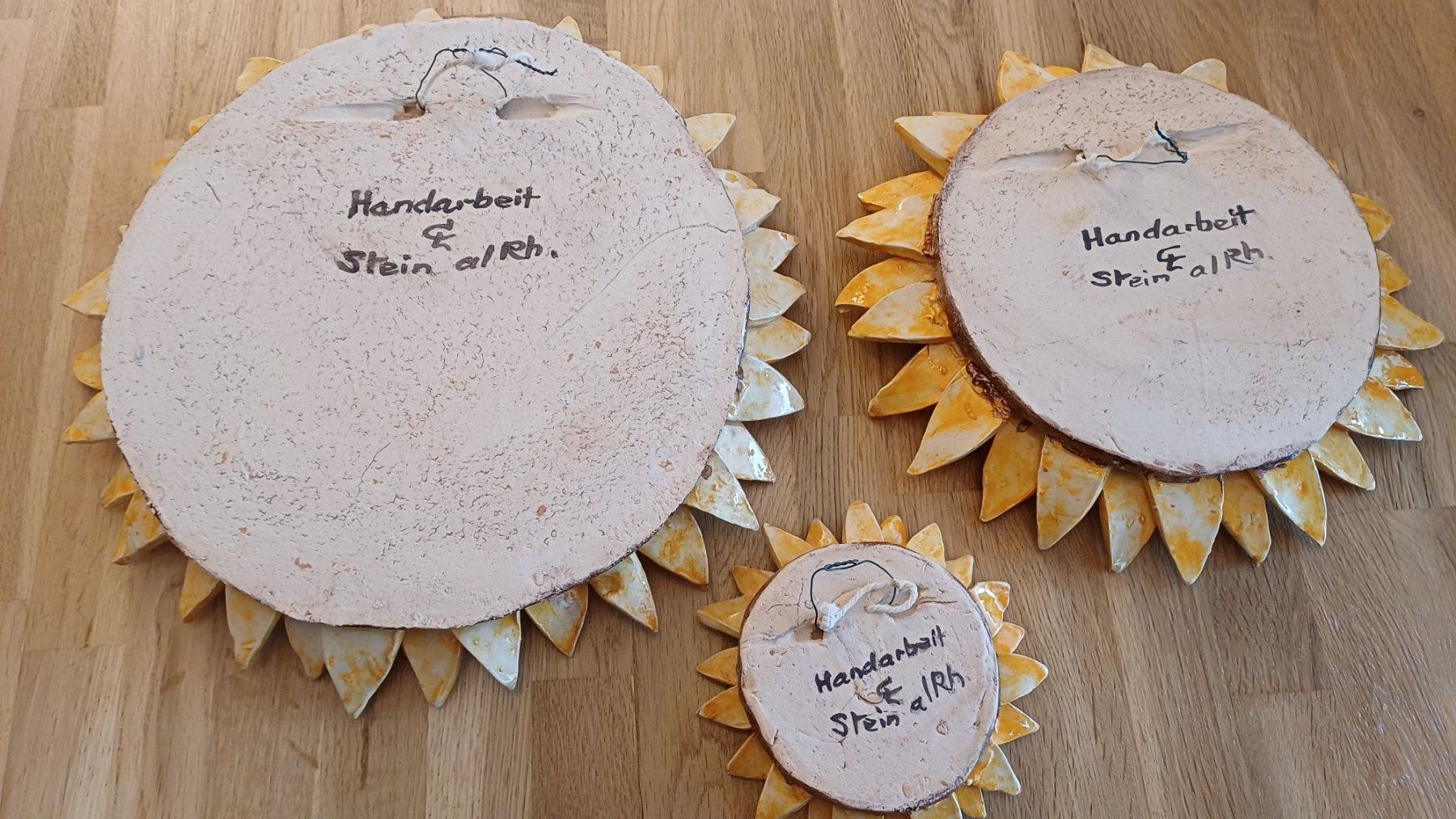 Tutte le decorazioni: 3 wunderschöne Keramiksonnenblumen Handarbeit aus CH – Usato da Uster venduto da ilooma 5