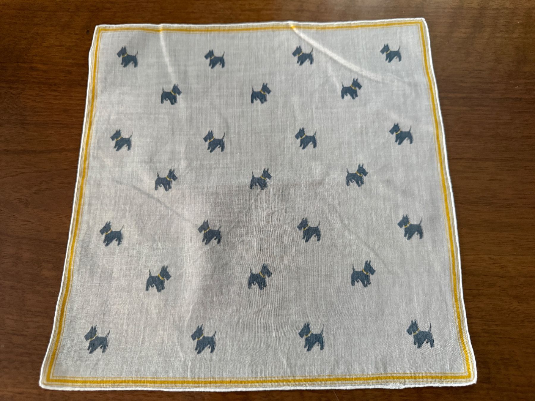 Altro in  Abbigliamento & Accessori: Taschentuch mit Scottie Hunde Muster – Usato da Erstfeld venduto da Mario_boe0