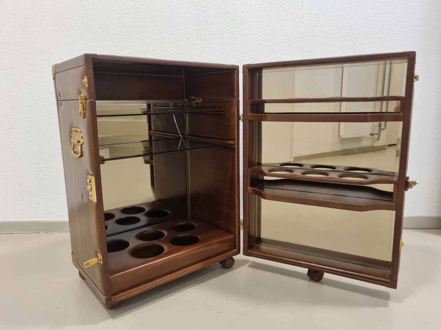 Valigie: Elegante Kofferbar auf Rollen, aufklappbar, Lederoptik – Usato da Lenzburg venduto da freedomky 2