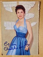 Gina Lollobrigida, Original Autogramm auf Postkarte in Farbe