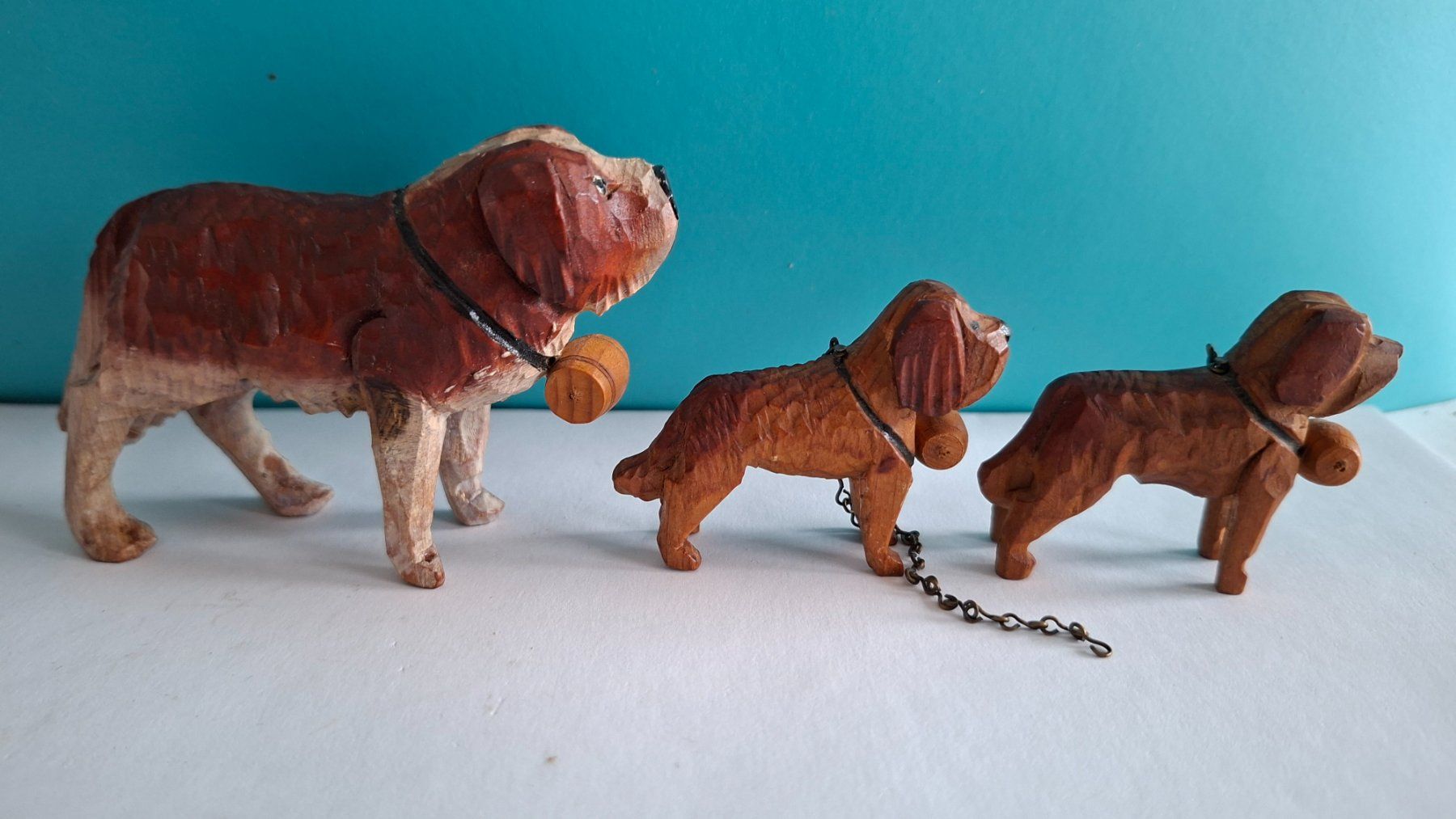 Statuette: 3er Set geschnitzte Bernhardiner Hunde Holzfiguren – Usato da Opfikon venduto da Diversamente 3