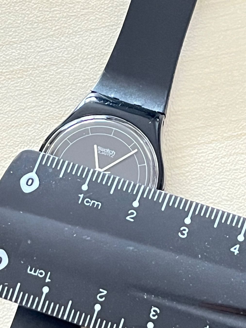 Swatch Orologi: Schlichte Swatch Damenuhr, schwarzes Design – Usato da Grenchen venduto da chththl 2