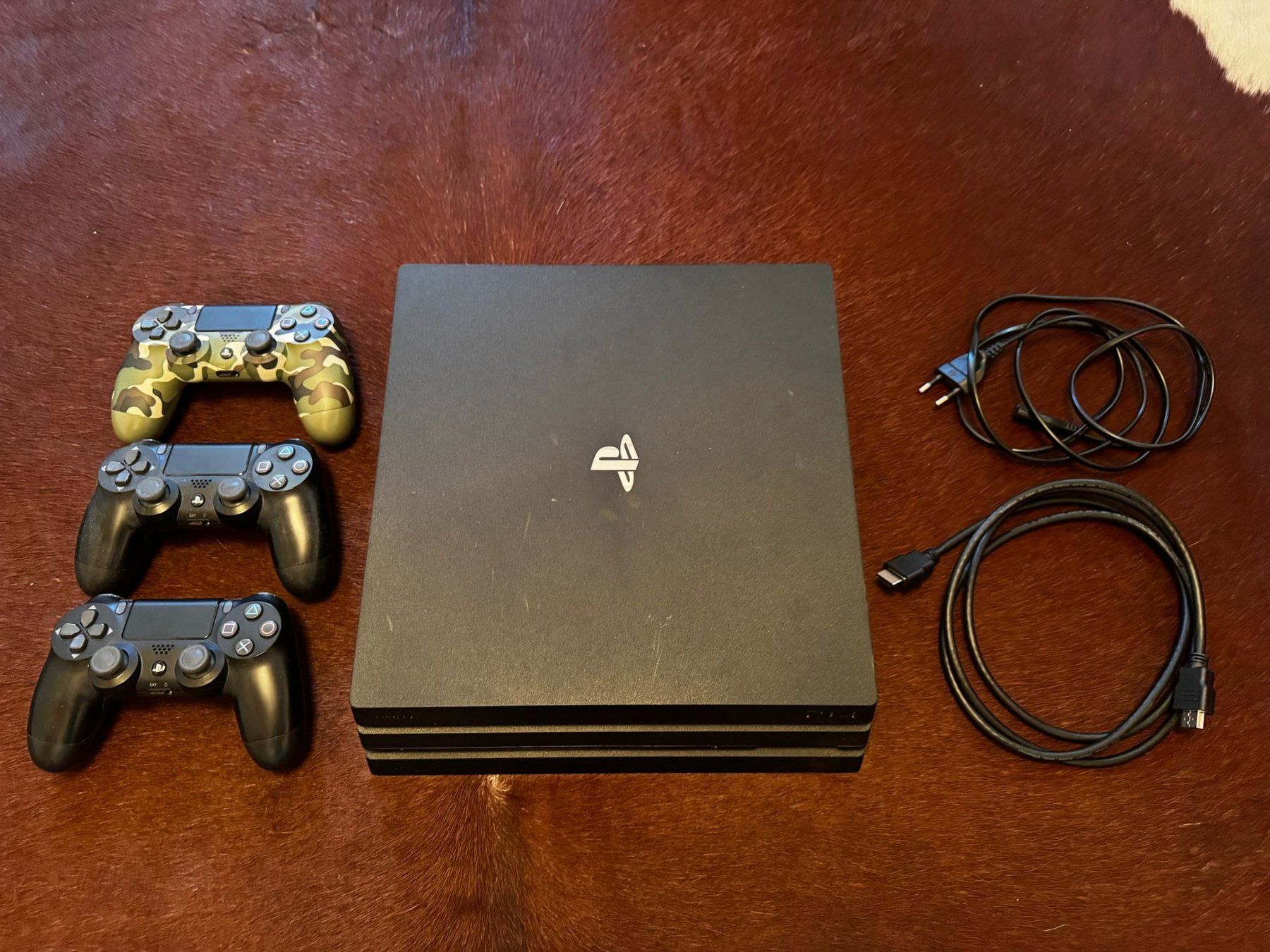 Sony Console: PS4 1TB + 3 Controller + 4 Spiele – Usato da Oberentfelden venduto da Zimen 1
