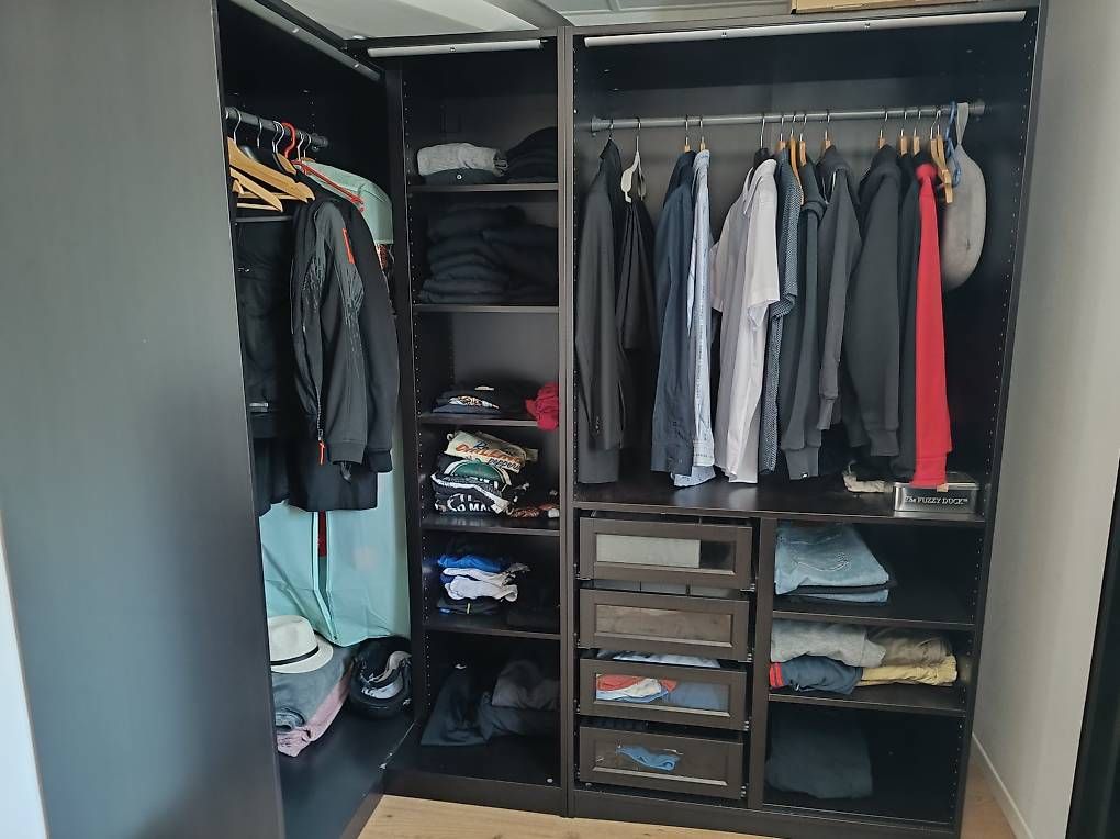 Armoires: Pax Kleiderschrank schwarz – D'occasion à Mollis par GordoCojones