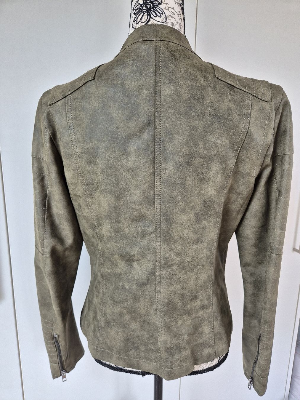 Only Giacche: ONLY Kunstlederjacke Grösse 40 – Usato da Oberbuchsiten venduto da Wilandra 3