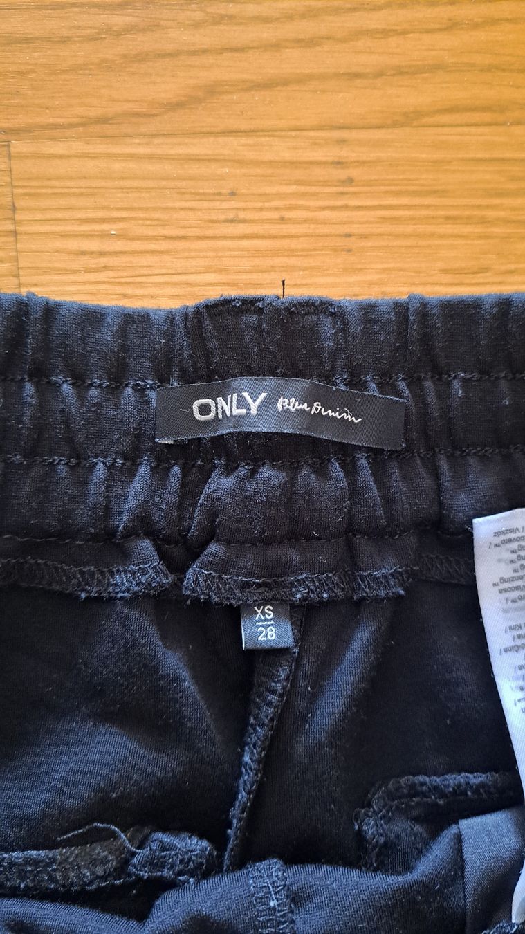 Only Pantaloni: Only Stoffhose Schwarz 3/4 – Usato da Seengen venduto da ja6_65wp 3
