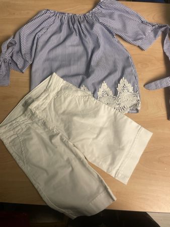 Bluse mit Streifen & Spitze + weisse Sommer-Shorts von RES