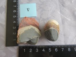 polychromer Jaspis geschliffen und roh