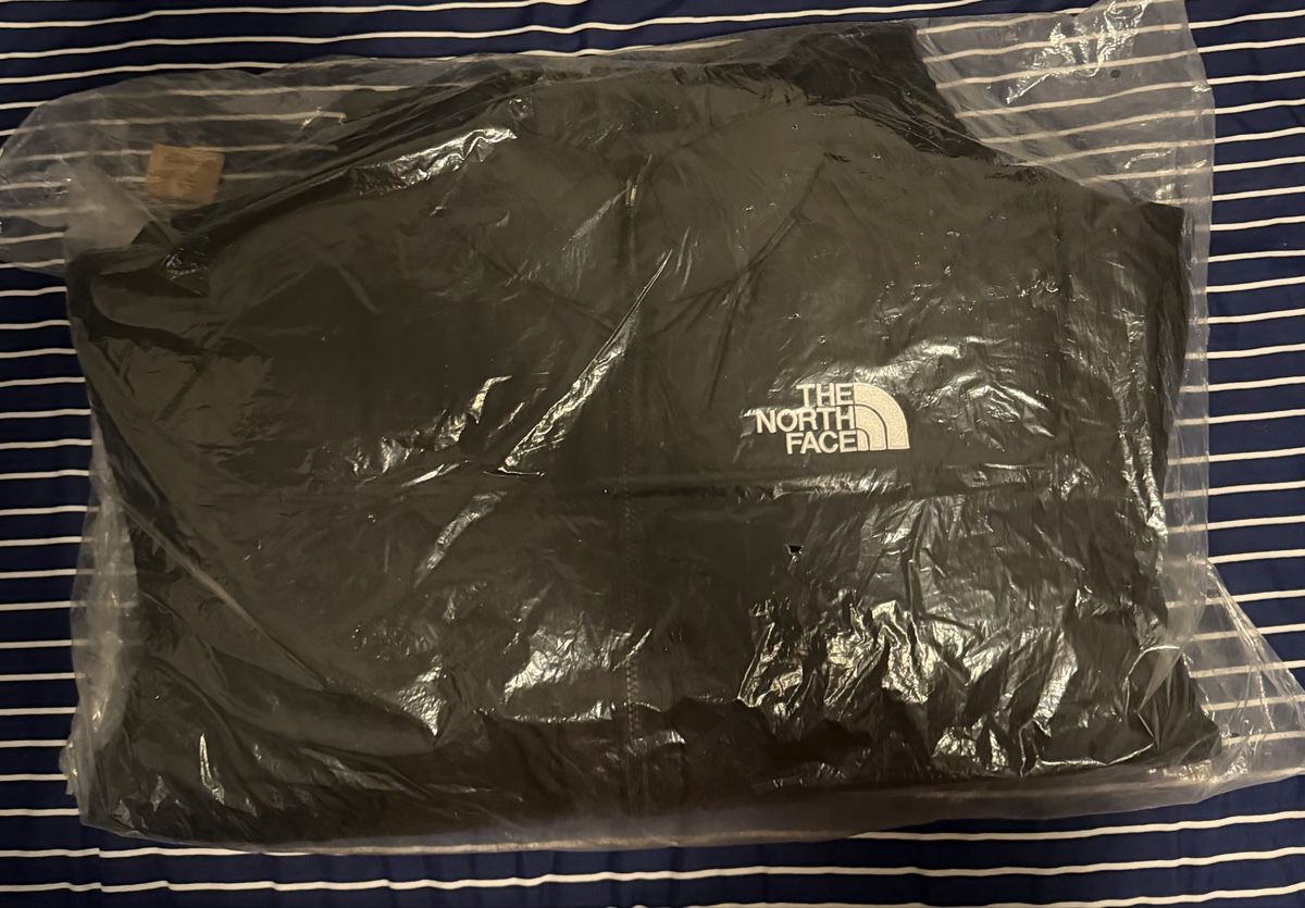 North Face Giacche: Supreme x The North Face Split Nuptse - Noir - M – Nuovo e nell'imballaggio originale da Orbe venduto da Orliii_