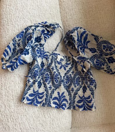 H&M Smocked Puff Sleeve Top – Blue & White print