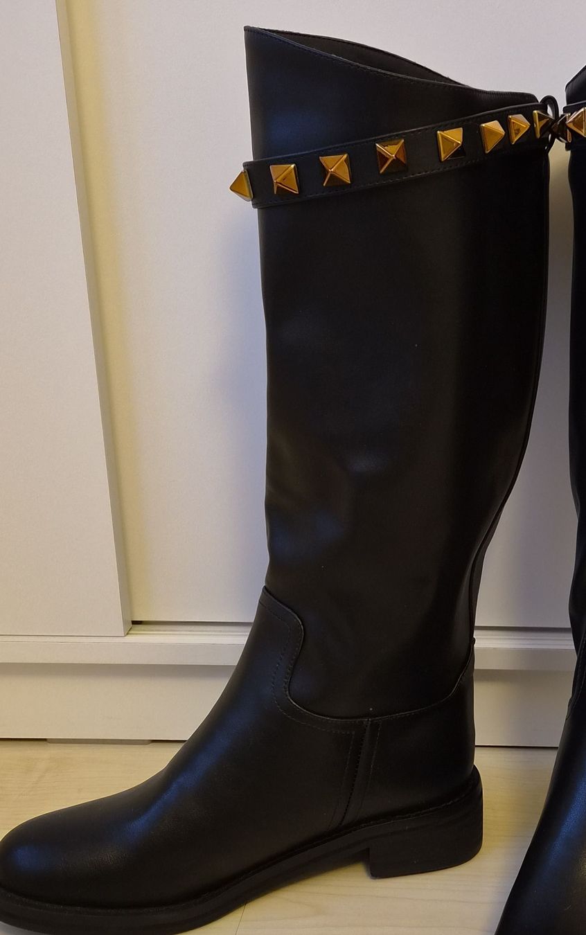 Scarpe da donna: New Rockstud Style Knee-High Boots - Gold Studs - Size 40 – Nuovo (secondo la descrizione) da Stansstad venduto da Fla_c20