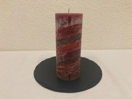 Kerze ca. 8x20cm, ca. 850g, dunkel-rot marmoriert Raureif