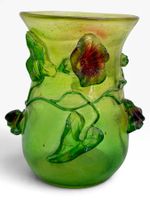 Ancien vase acrylique style Art Nouveau décor floral relief