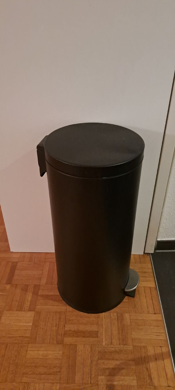 Cestini per rifiuti: Schwarzer Treteimer / Mülleimer – 64 cm hoch – Usato da Pfäffikon ZH venduto da S4mi 1
