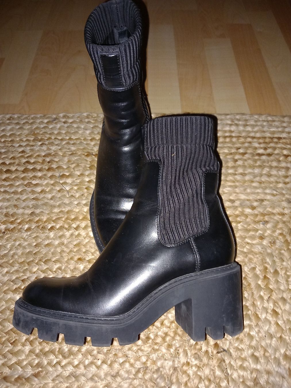 Zara Damenschuhe: Tolle ZARA Boots, 37, schwarz – Gebraucht aus Wanzwil von lonelybeachhouse 1