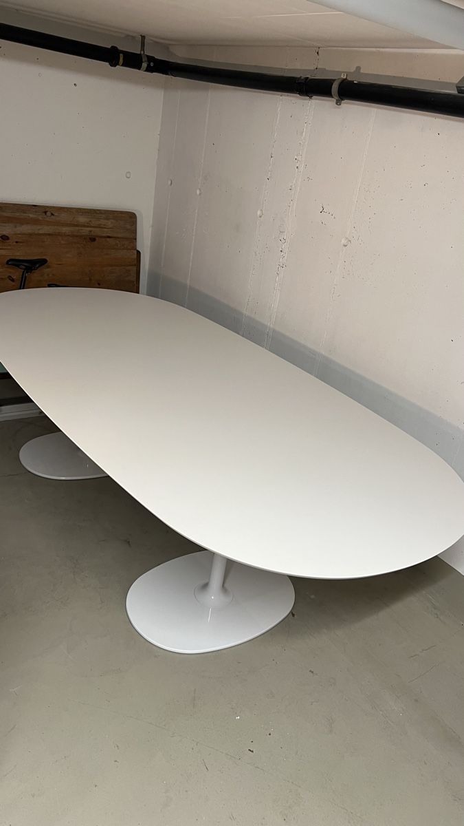 Tables: Tisch weiss oval  – D'occasion à Weiningen ZH par proi4o