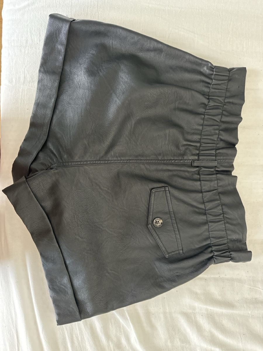 Topshop Pantaloni: Kunstlederhose kurz – Usato da Goldach venduto da mariarosapenasa 1