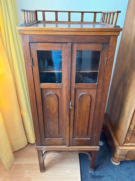 Schränke: Petit meuble vitrine ancien – Gebraucht aus Bulle von oga_r8mh