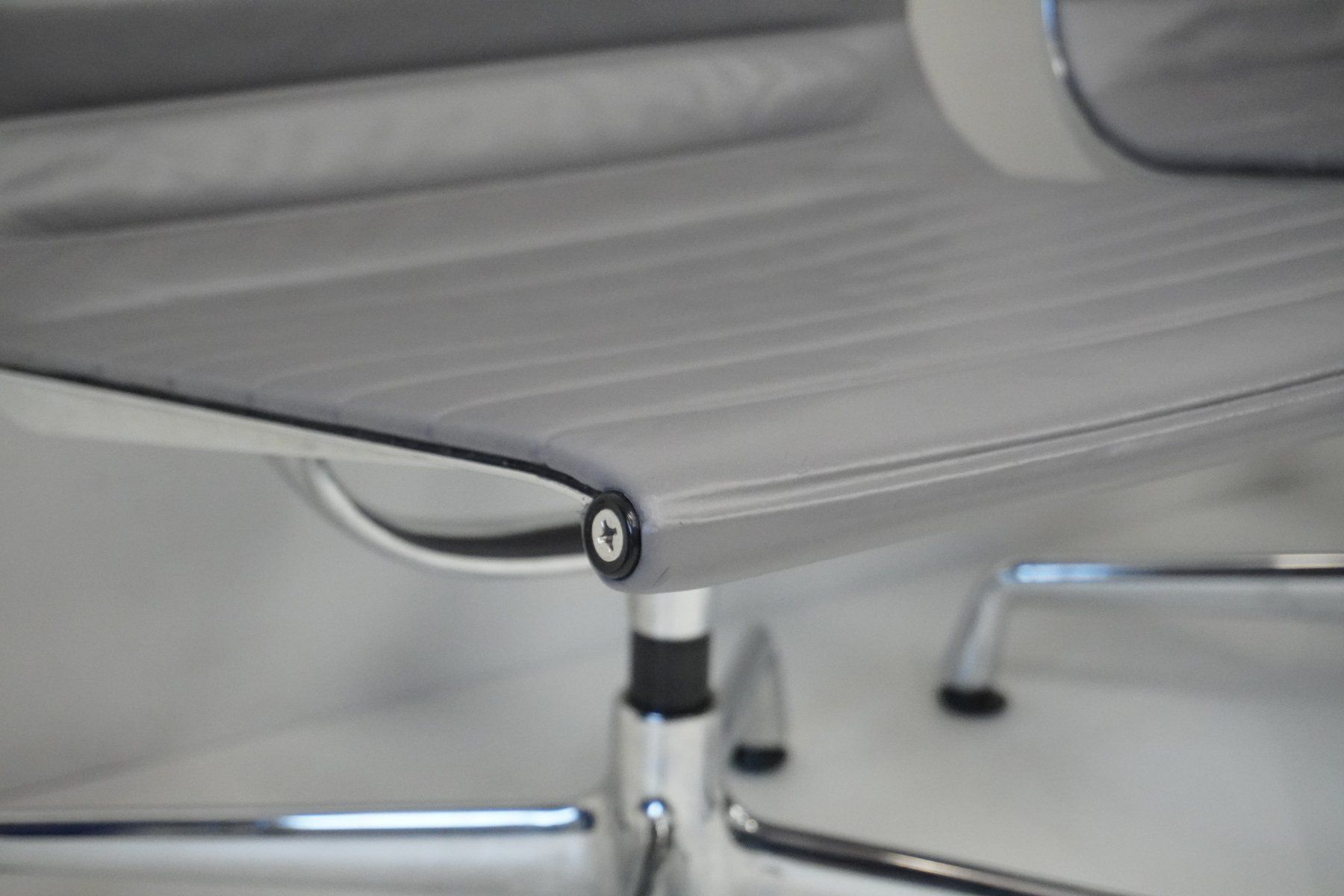 Vitra Sedie: Original Vitra Eames Alu Chair EA106 Leder Designklassiker – Usato da Bad Zurzach venduto da QLASSIQ 2