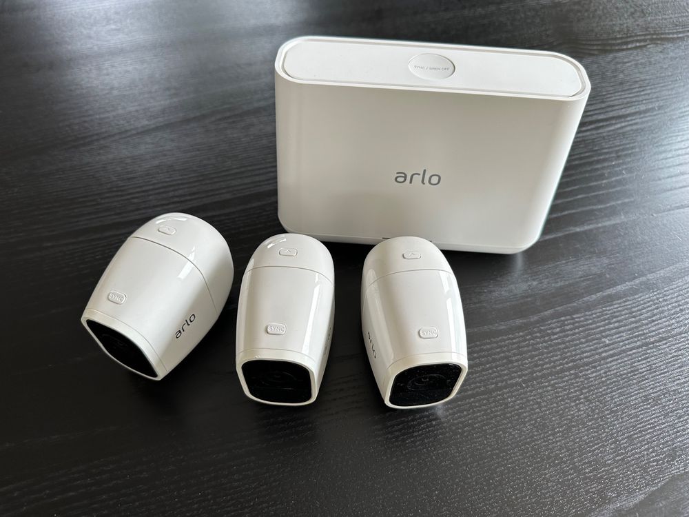 Arlo Pro 2 Set mit 3 Kameras, Base-Station & Wandhalterungen (Gebraucht ...