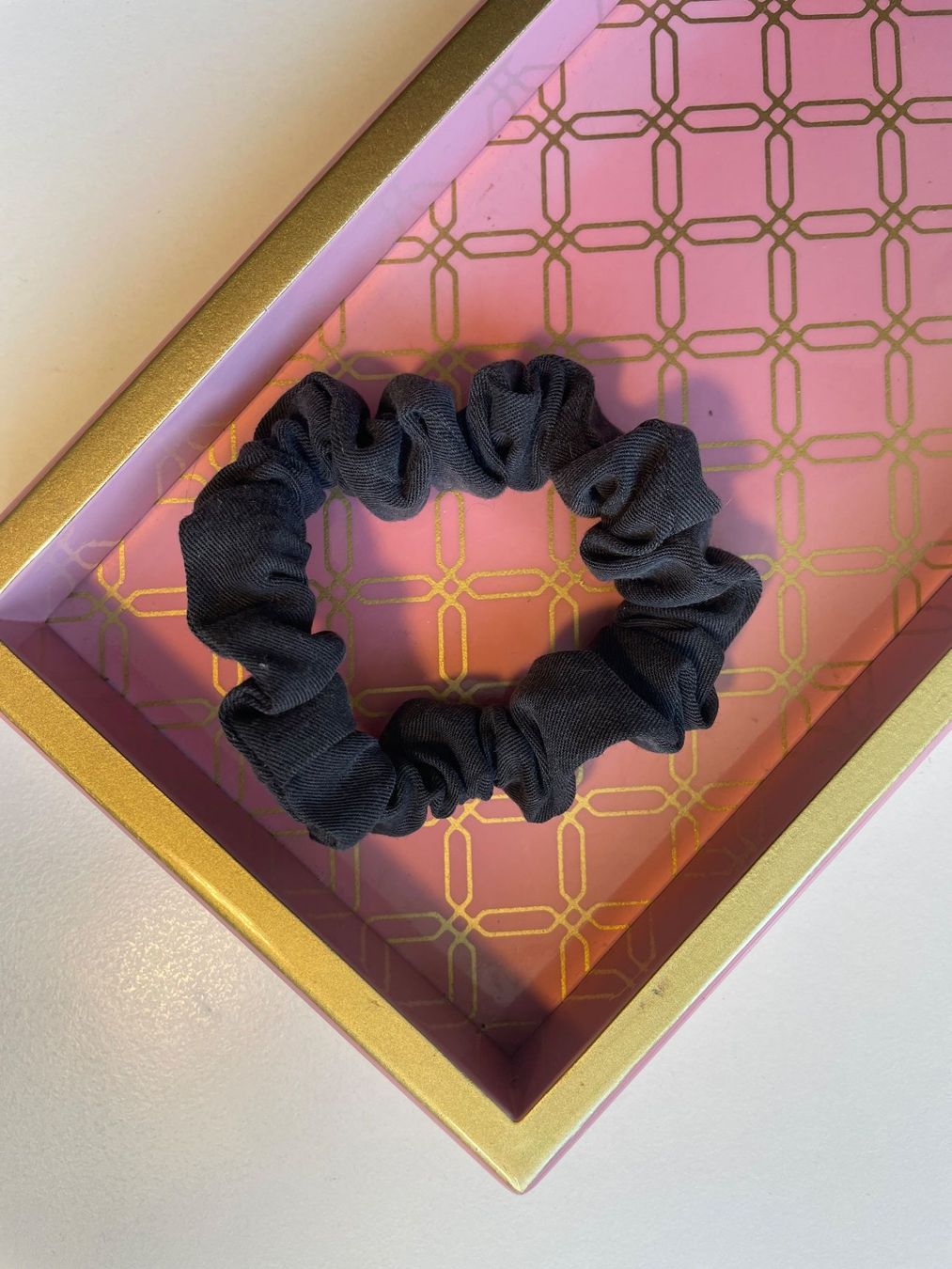 Accessori per capelli: UNIKAT: Schwarzes Handgemachtes Scrunchie, Baumwolle Lyocell – Nuovo e nell'imballaggio originale da Hubersdorf venduto da JanasHeartTreasures