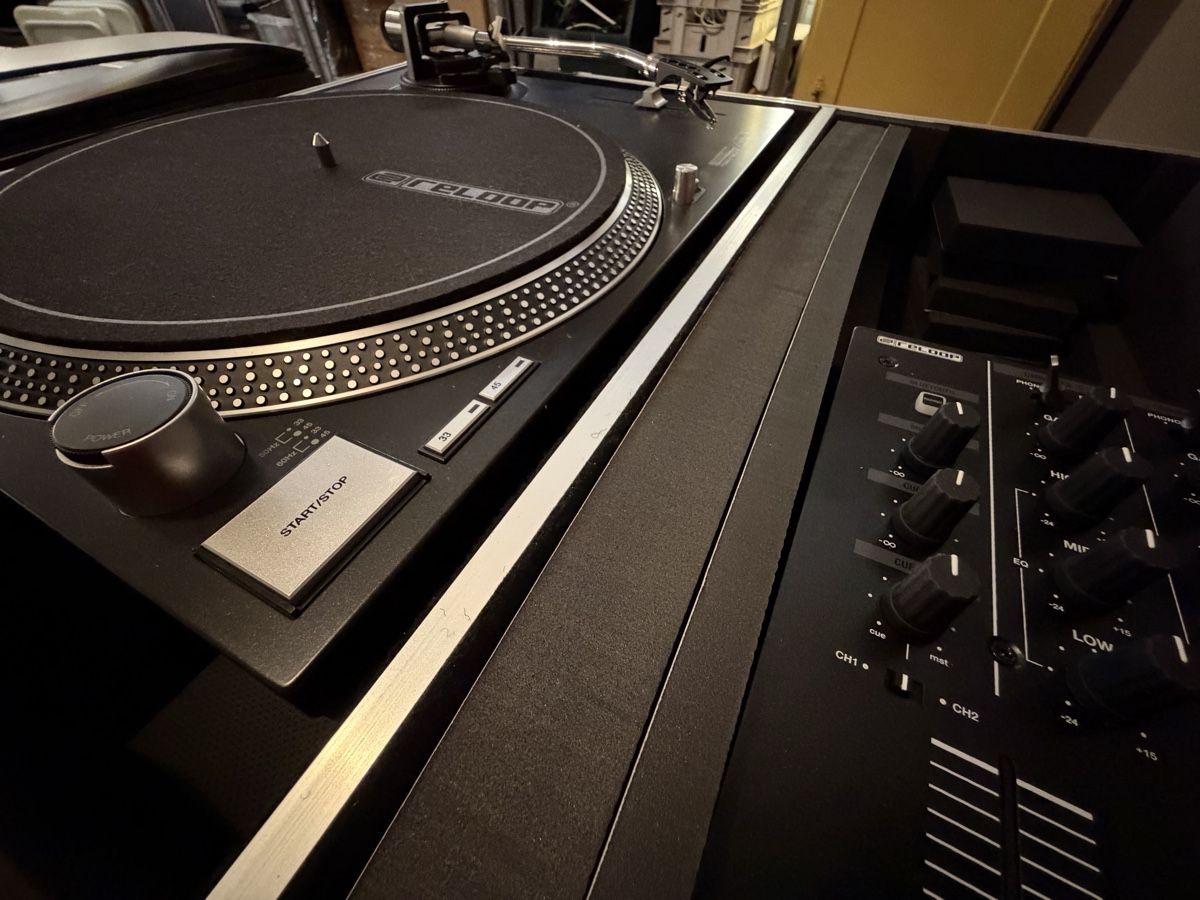 Reloop Console di mixaggio: Ensemble DJ complet Reloop Mix +  platines Vinyls  – Nuovo e nell'imballaggio originale da Vevey venduto da Legrand.Studio 3