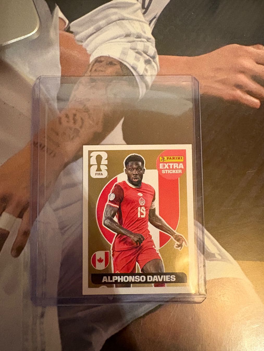 Panini Carte collezionabili: Panini WM 2026 Extra Sticker Alphonso Davies gold – Nuovo e nell'imballaggio originale da Wünnewil venduto da VinRa 2