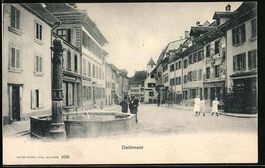 Delemont, Strassenpartie mit Brunnen und