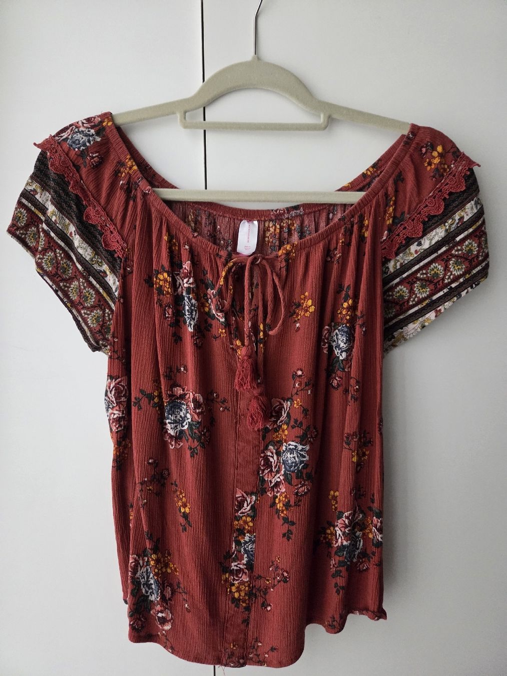Chemisiers: Floral Off-shoulder blouse – D'occasion à Dübendorf par and_8cxr