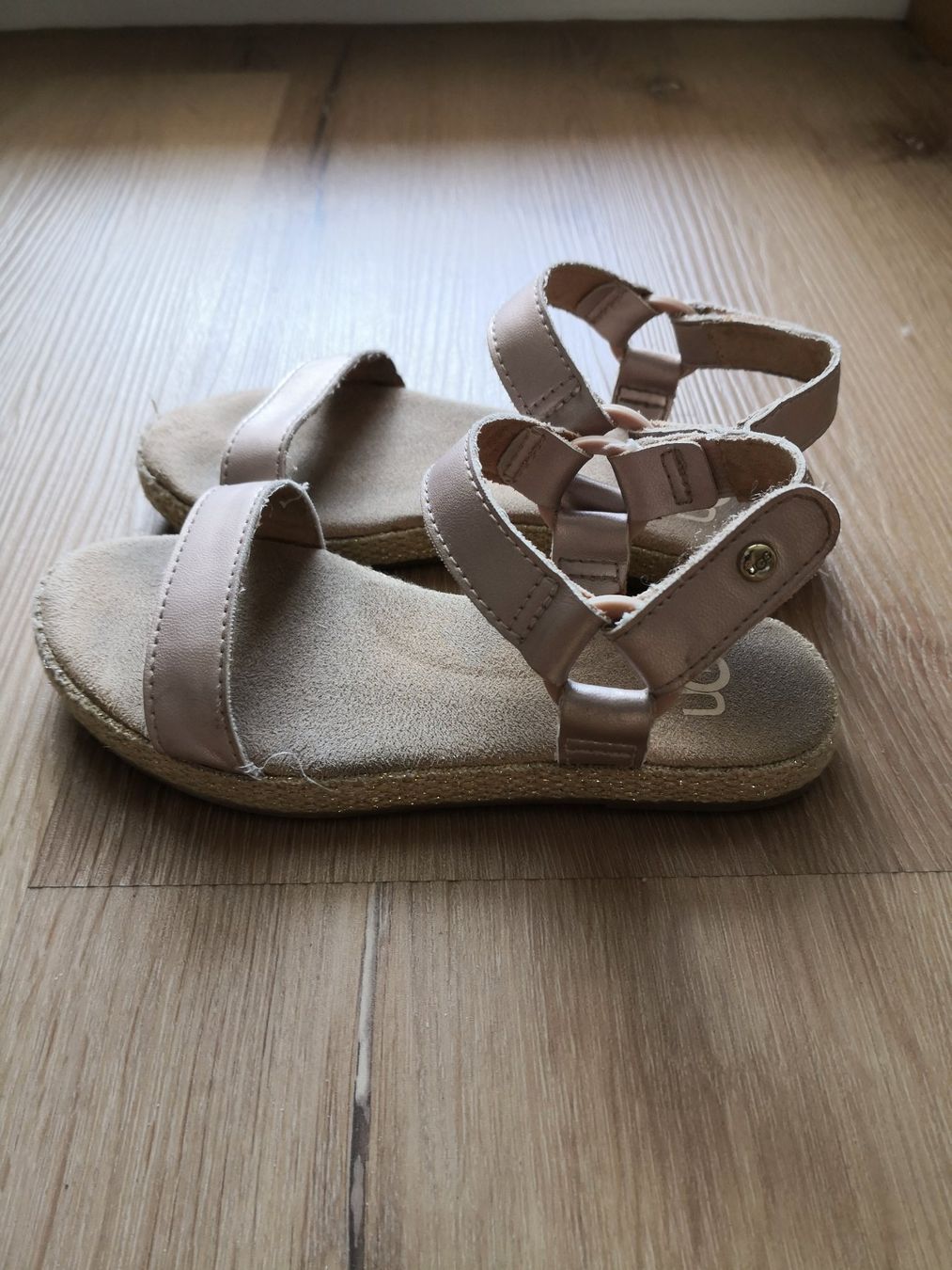 Ugg Schuhe für Mädchen: Kindersandalen UGG Grösse 28. 5 – Gebraucht aus Ilanz von Fran05 1