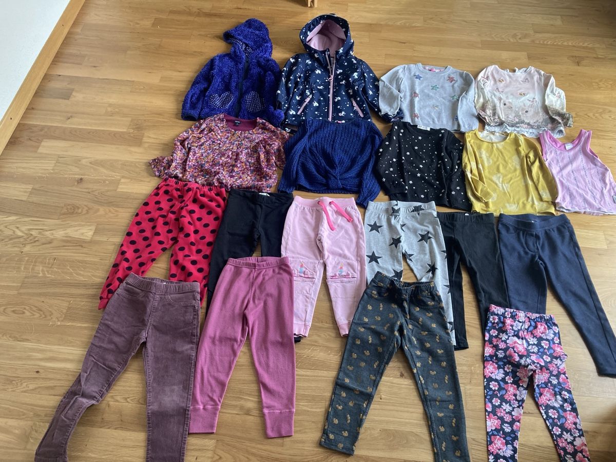 Lotti & Set di vestiti: Kinderkleiderpaket Mädchen Grösse 98/104 – Usato da Staad SG venduto da gab_7dr9 2