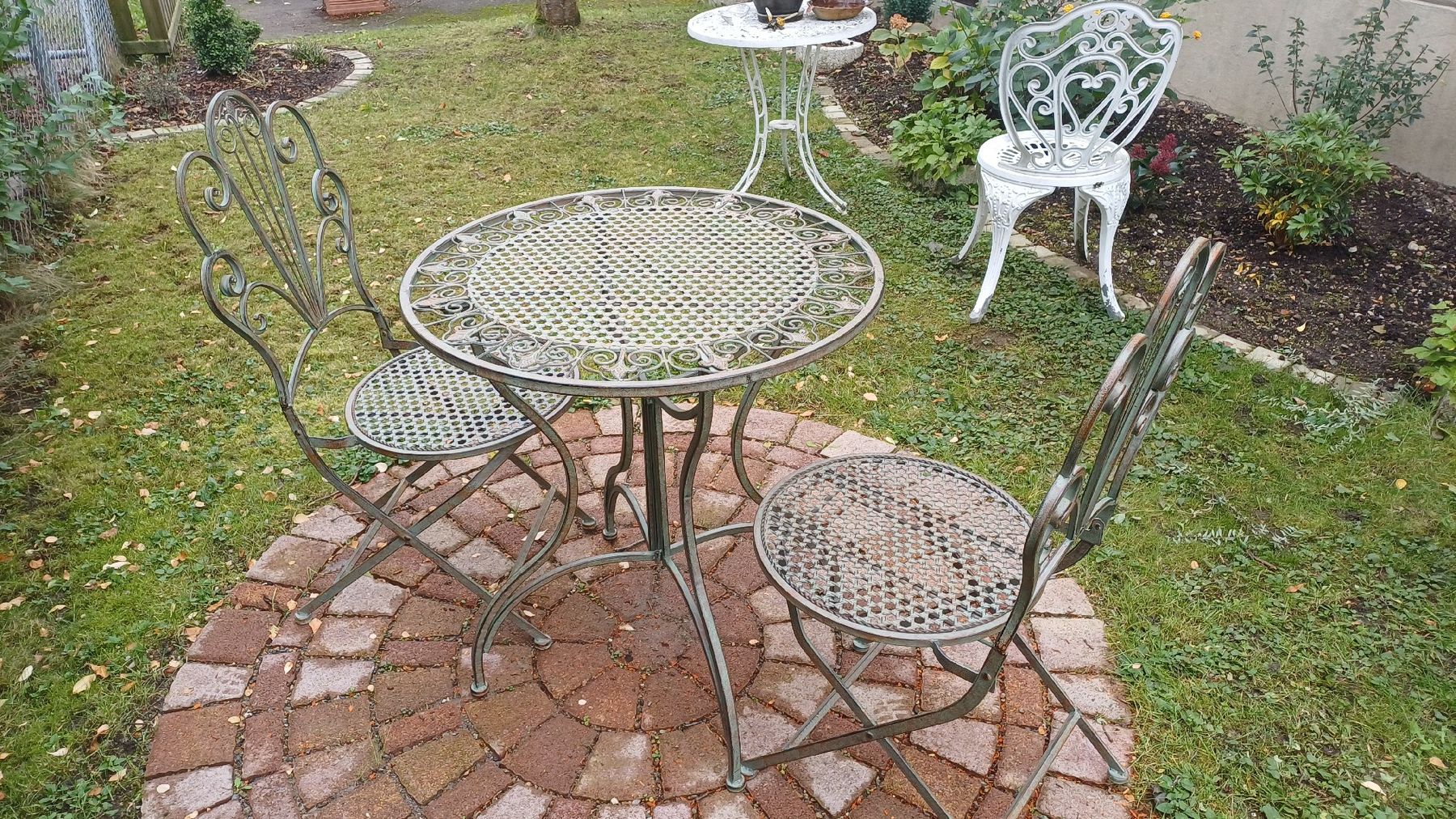 Set di tavolo e panche: Schöner Gartentisch mit Stühlen – Usato da Flawil venduto da Pinkmalibu 9
