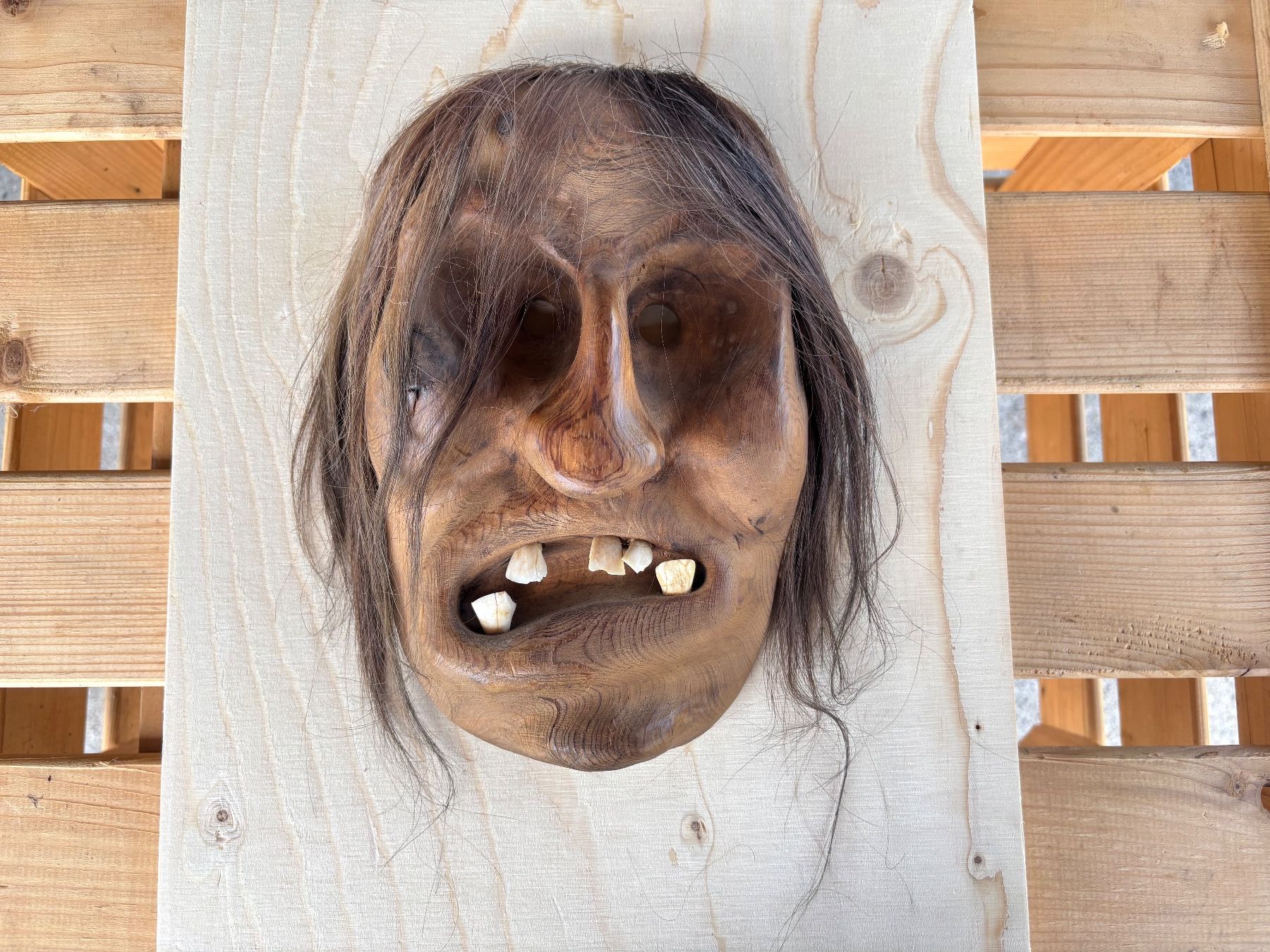 Autres antiquités ou arts: schöne alte Walliser Holzmaske – D'occasion à Feldbach par Olive1 2
