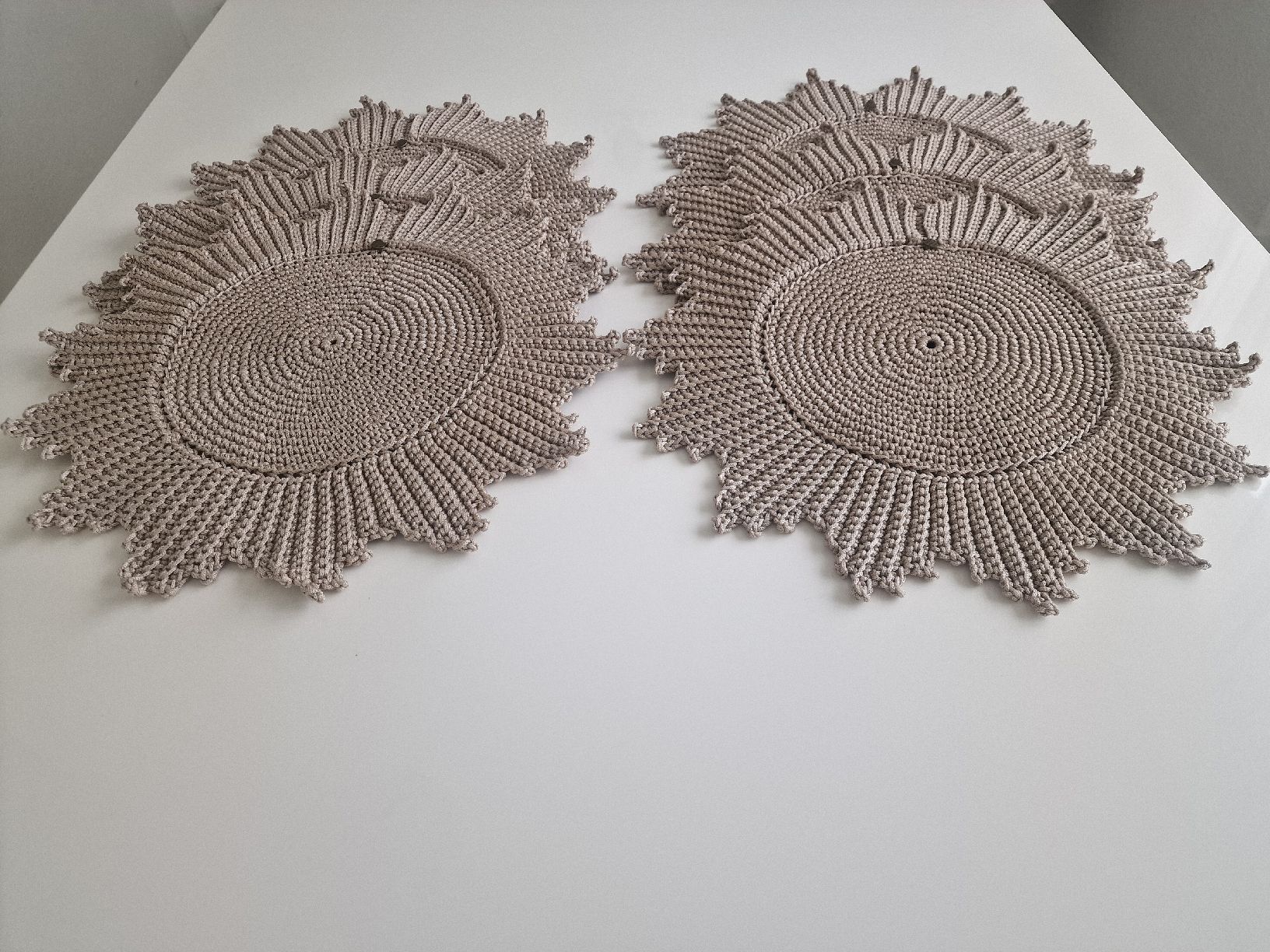 Set di tavolo e panche: Tischsets, gehäkelt, Handmade – Nuovo e nell'imballaggio originale da Amriswil venduto da gu80kaya 2