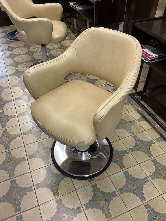 Poltrone: Matériel professionnel de coiffure  – Usato da Mont-Soleil venduto da cj76 3