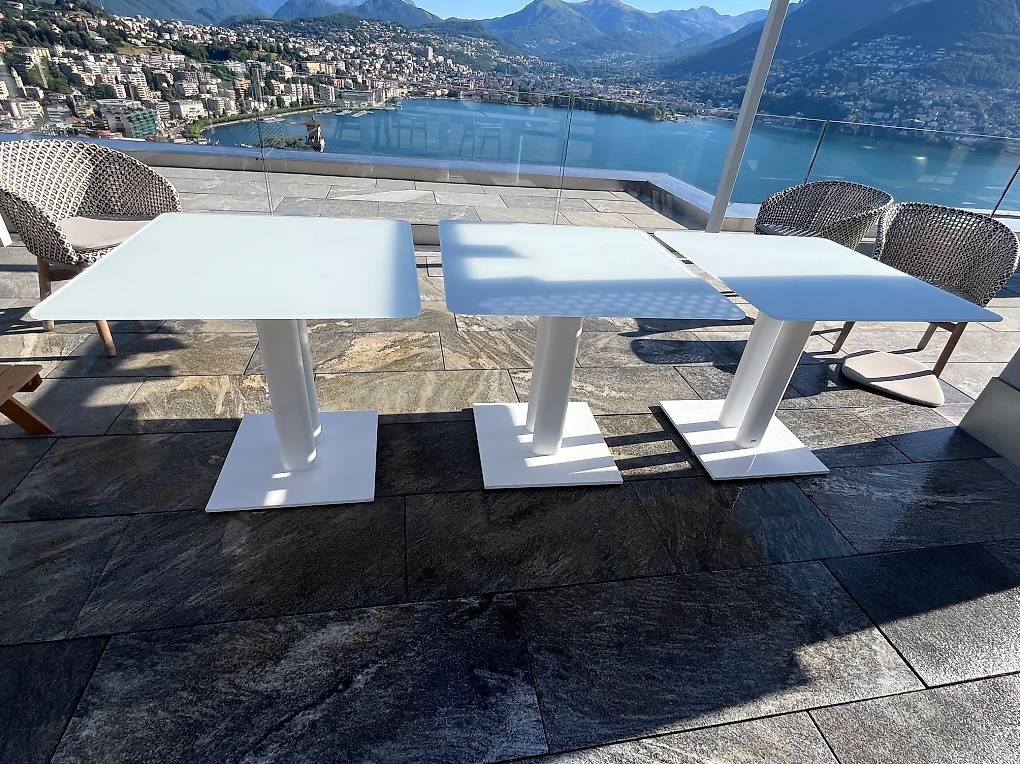Tische: 3 eleganti tavoli da terrazza bianchi – Gebraucht aus Paradiso von rao_7qm6 1