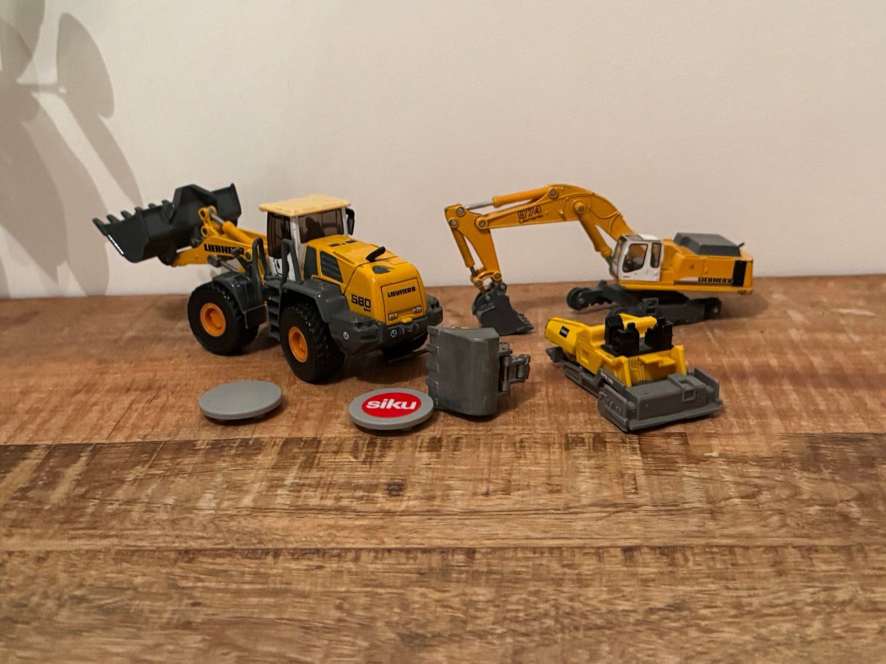 Siku Giocattoli: Siku Baumaschinen Set: Liebherr, Bagger, Walze, Sammlung – Usato da Uhwiesen venduto da mic_kd6g 1