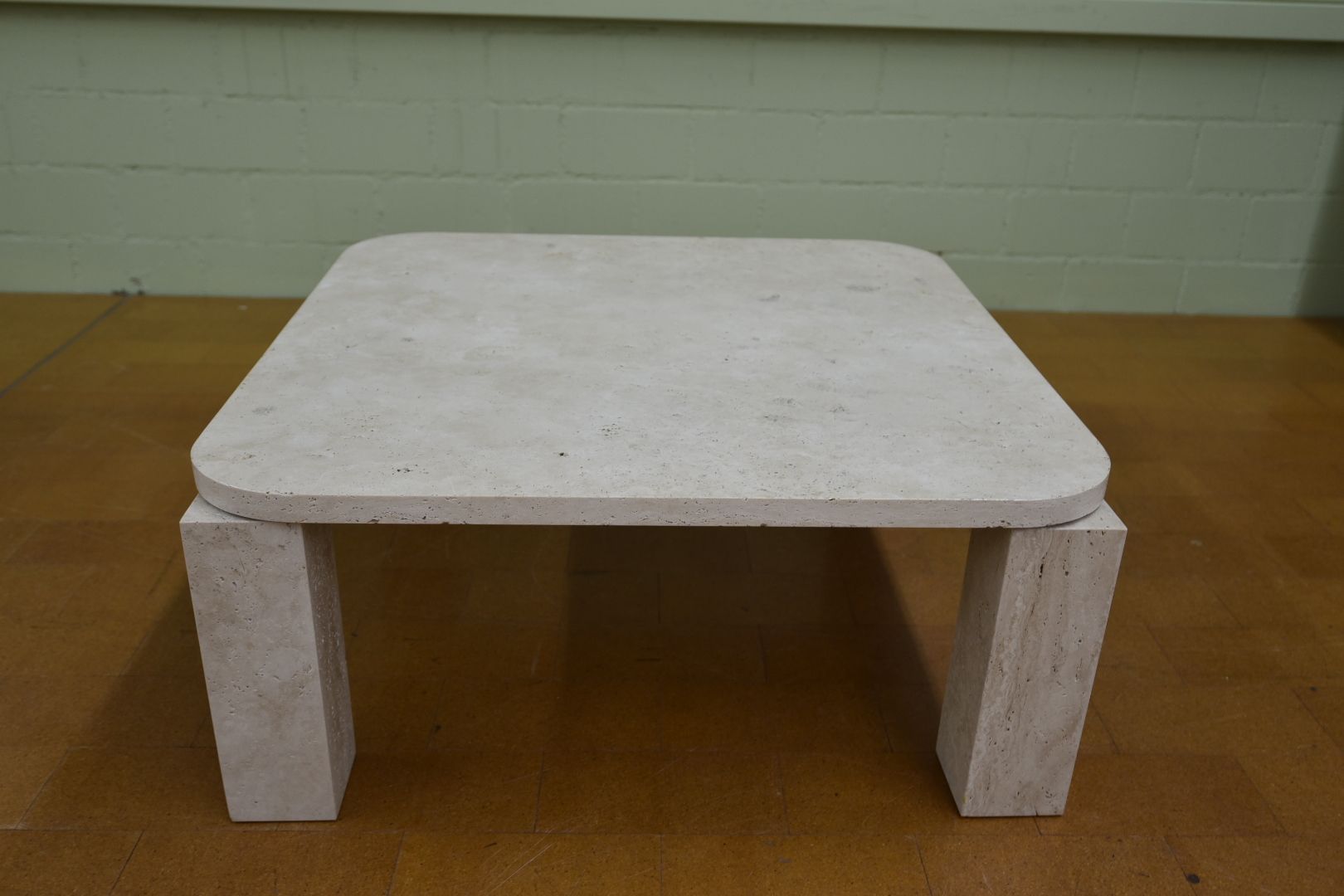 Tavoli: Designer Couchtisch Modell Atlas Travertin von New Works – Usato da Lichtensteig venduto da Polsterwerk 8
