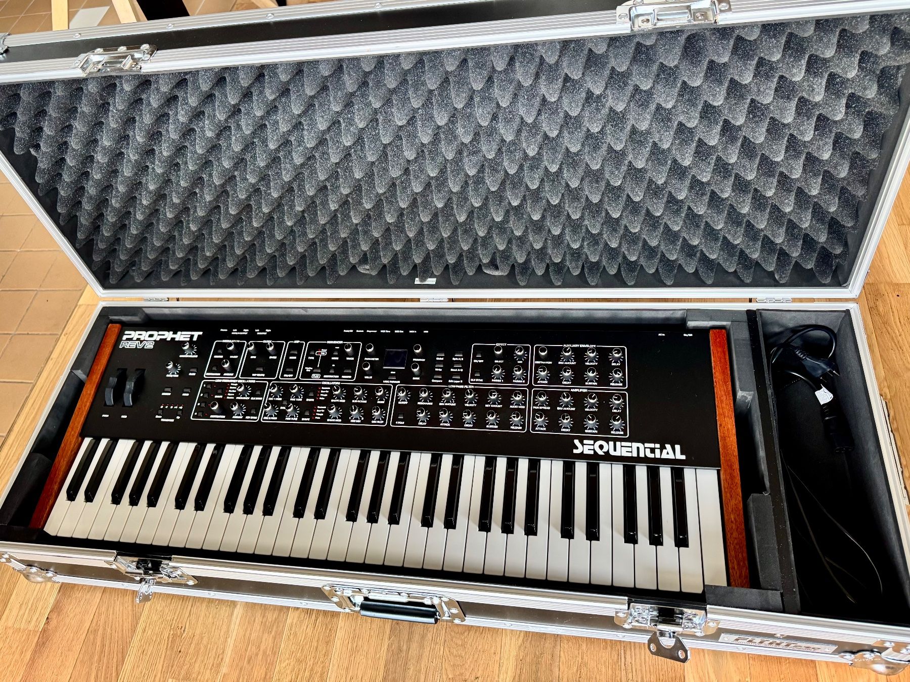 Sequential Strumenti musicali: Sequential Prophet Rev2 8V Synthesizer + Hardcase + Cover – Nuovo (secondo la descrizione) da Zürich venduto da synthini 3