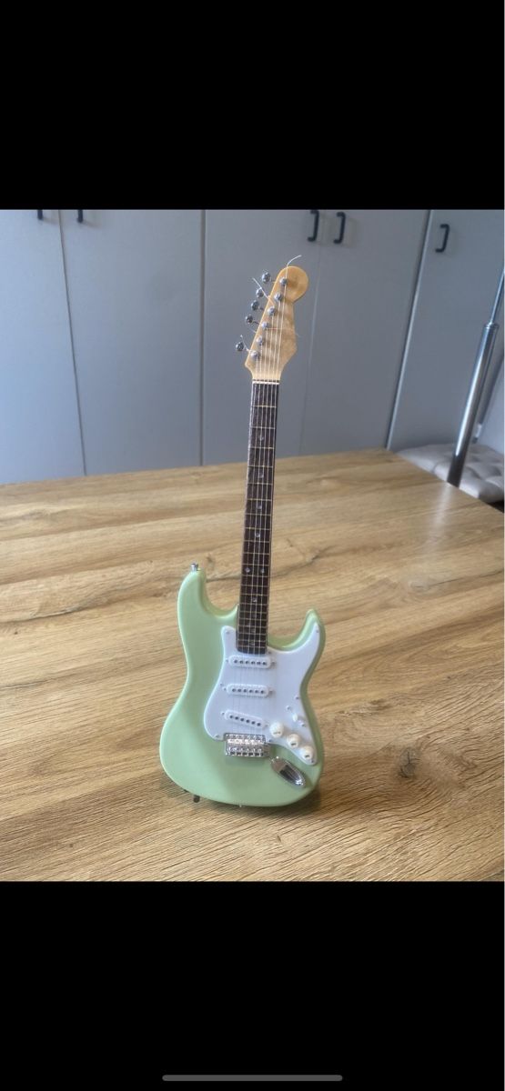 Strumenti musicali: Mini guitare Fender stratocaster décorative – Nuovo (secondo la descrizione) da Châtelaine venduto da yves017