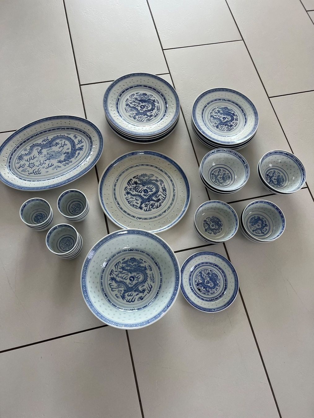Set di piatti: Edles China Geschirr Set mit Drachenmuster, 29 Teile – Usato da Mönchaltorf venduto da Hans572