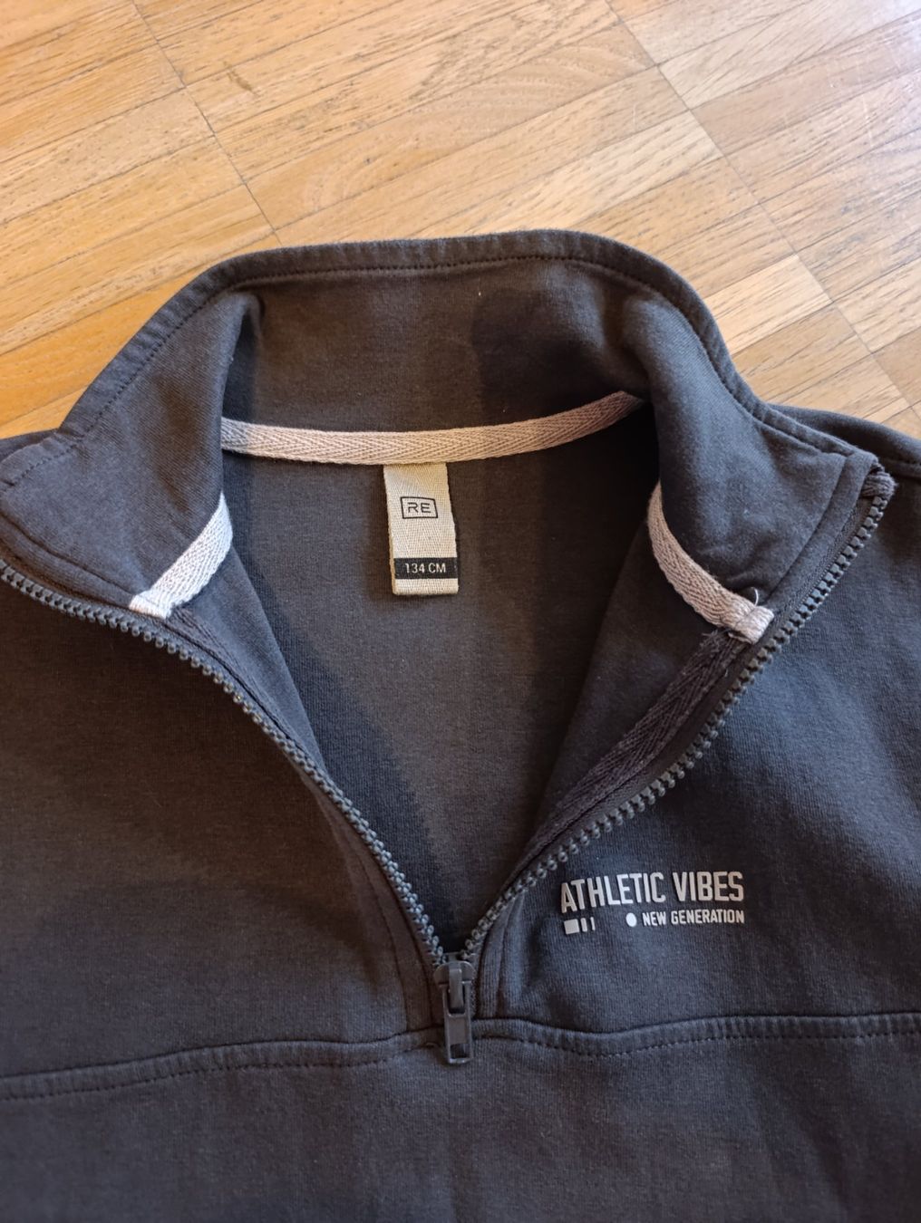 Lotti & Set di vestiti: Kinder Freizeit/ Sport Anzug, Gr 134 – Usato da Zürich venduto da mir_2kjl 3