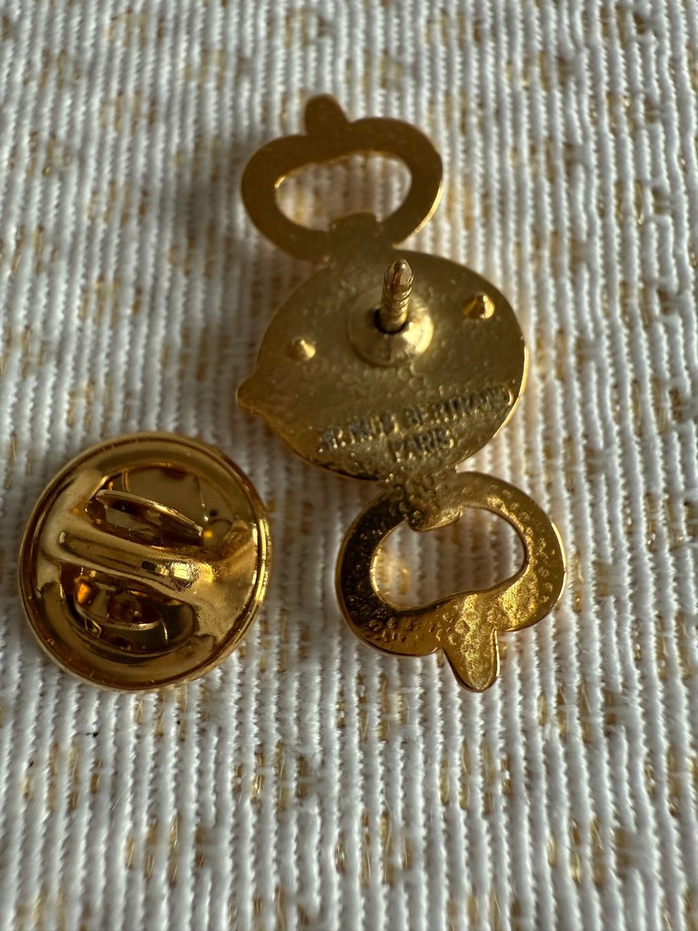 Plaquettes & Badges: Gucci - Arthus Bertrand - pin's – D'occasion à Sion par accroshoes 3