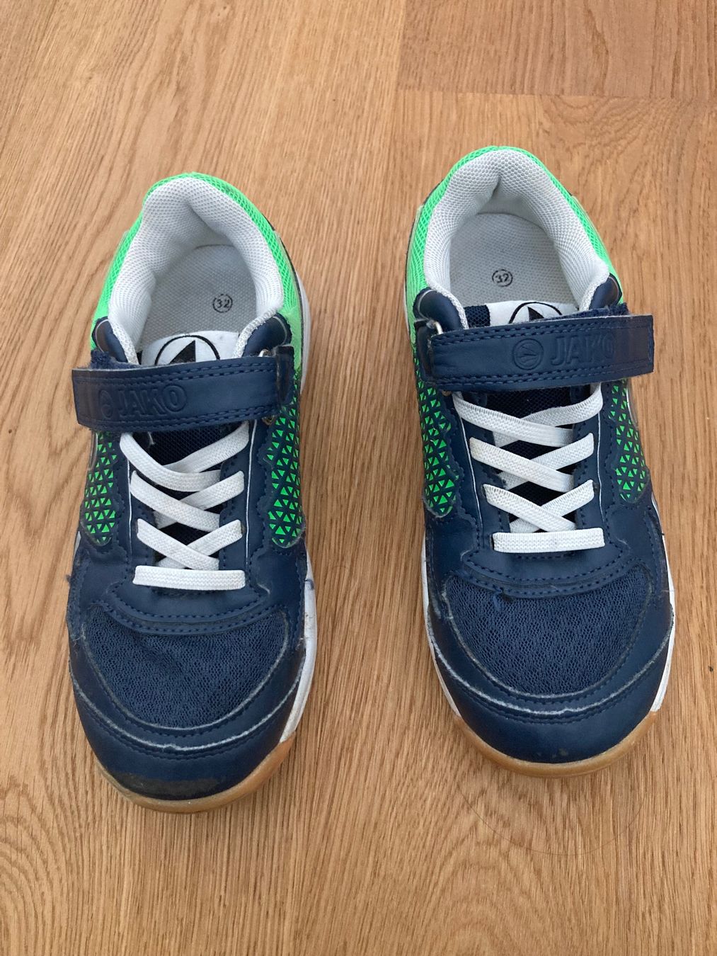 Schuhe für Jungen: Turnschuhe grösse 32 – Gebraucht aus Bülach von Stellina72