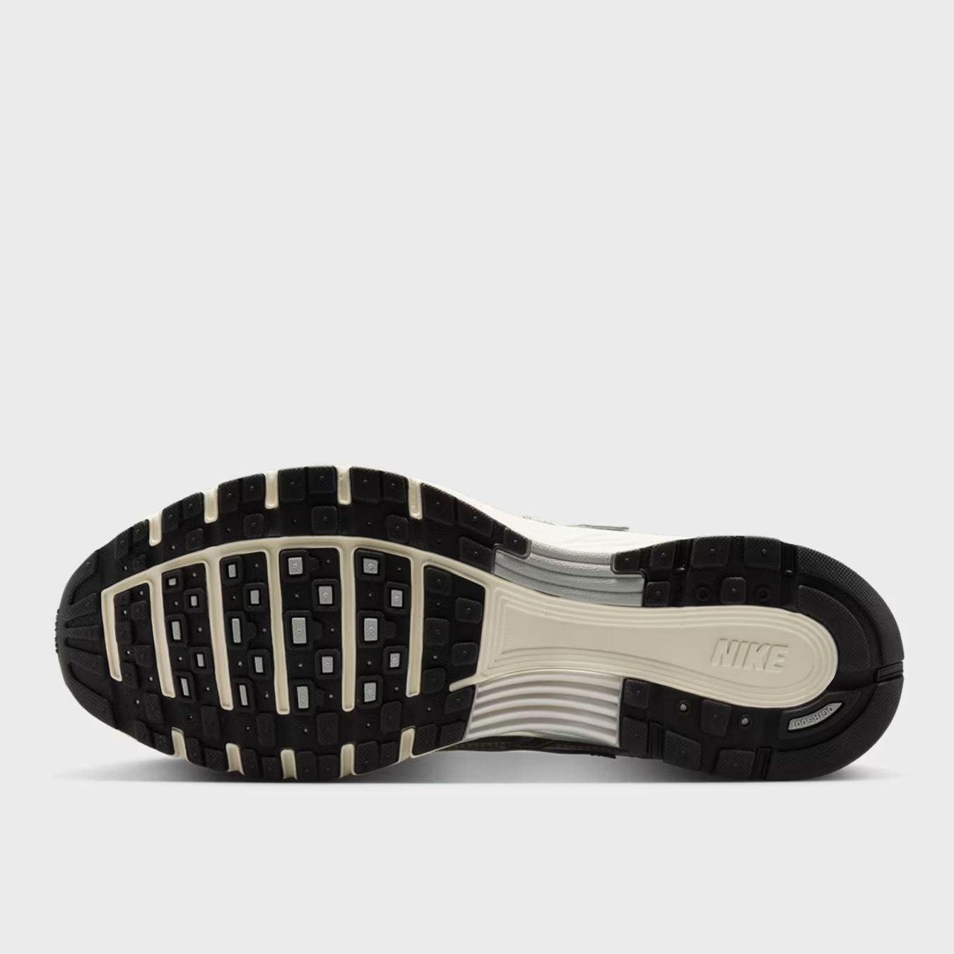 Nike Herrenschuhe: Nike P-6000 silber/weiss Grösse 43 – Neu (gemäss Beschreibung) aus Opfikon von Perlentaucher73 7