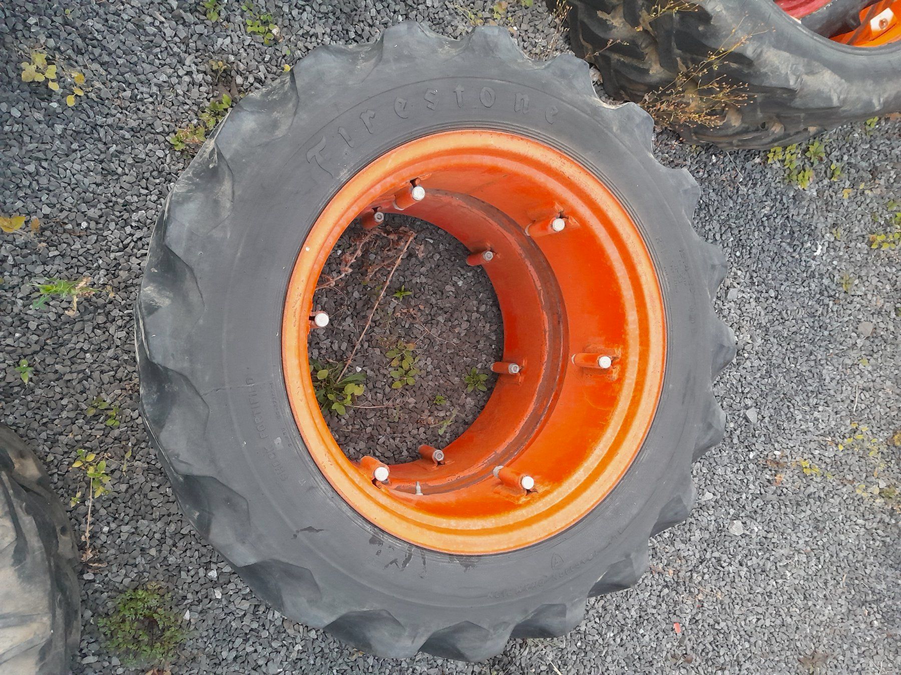 Firestone Pneus & Kompletträder: Rad 12.4-28 – Defekt aus Menzingen von Staub-Landtechnik